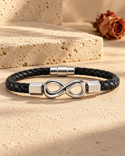 Infinito plateado de acero inoxidable con terminales hexagonales en una pulsera de cuero sintético trenzado negro