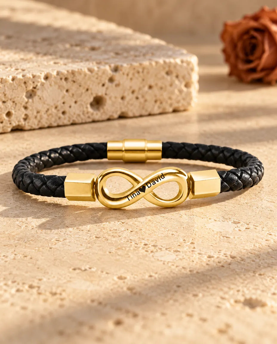 Pulsera infinito grabada para hombre en dorado, montada sobre un cordón de cuero sintético trenzado negro