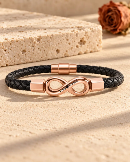 Infinito grabado en color oro rosa sobre una pulsera de hombre de cuero sintético trenzado negro
