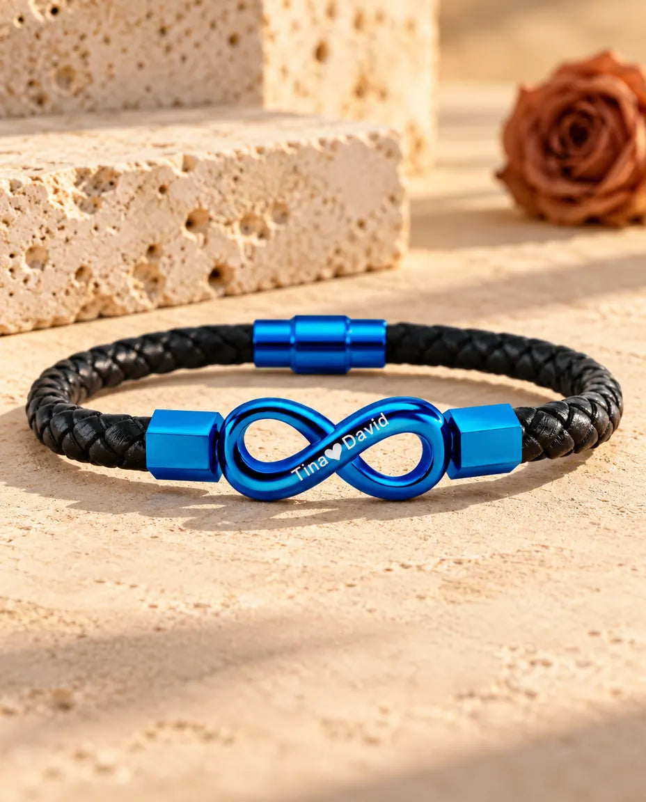 Pulsera infinito grabada en azul con cierre magnético azul sobre un cordón de cuero sintético trenzado negro