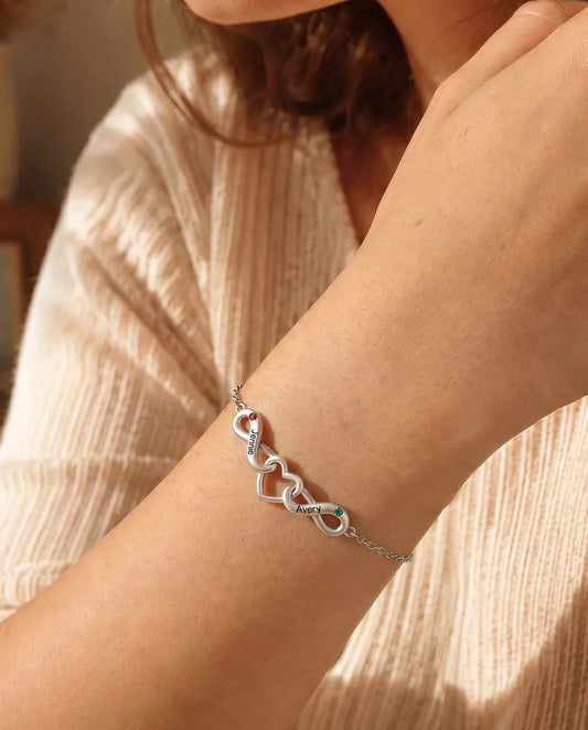 Pulsera Infinito Personalizada 2 Nombres - dos lazos infinitos en torno a un corazón y dos piedras de nacimiento - llevado por una modelo