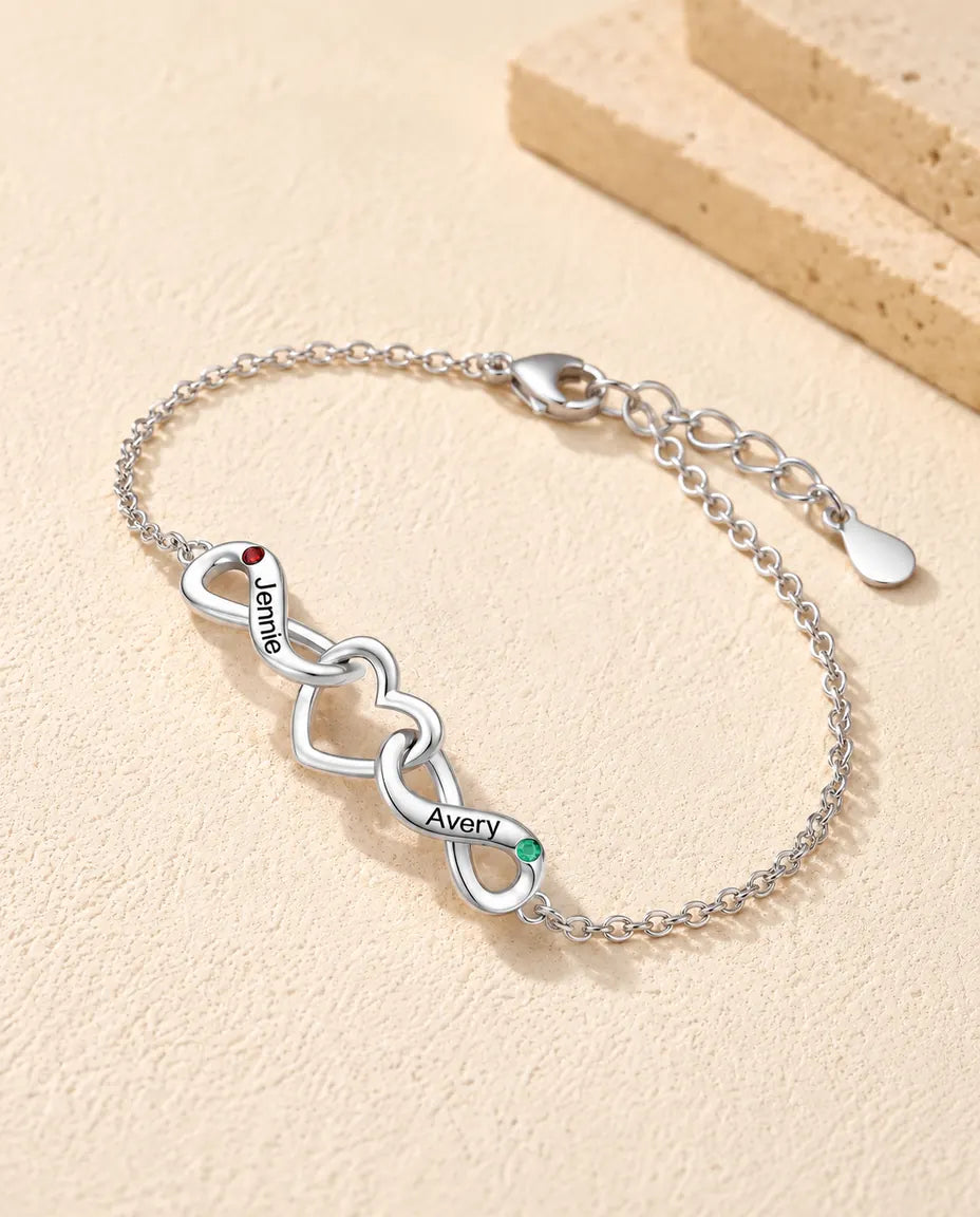 Pulsera Infinito Personalizada 2 Nombres - dos lazos infinitos en torno a un corazón y dos piedras de nacimiento - vista de tres cuartos