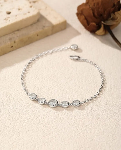Pulsera de Moissanita en Bisel en Plata 925 - suelta sobre una superficie clara, con cierre y alargador