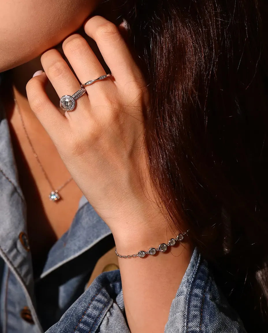 Pulsera de Moissanita en Bisel en Plata 925 - llevada en la muñeca, con la mano cerca de la cara