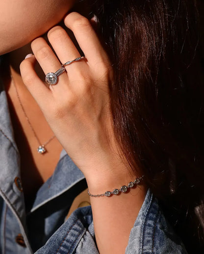 Pulsera de Moissanita en Bisel en Plata 925 - llevada en la muñeca, con la mano cerca de la cara