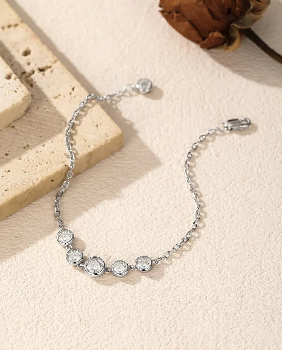 Pulsera de Moissanita en Bisel en Plata 925 - sobre una losa de travertino