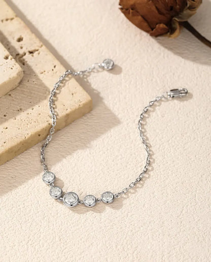 Pulsera de Moissanita en Bisel en Plata 925 - sobre una losa de travertino