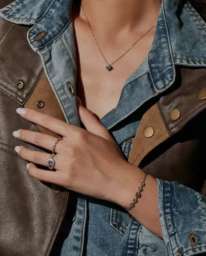 Pulsera de Moissanita en Bisel en Plata 925 - llevada en la muñeca, con la mano en el cuello de la chaqueta