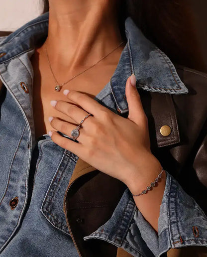 Pulsera de Moissanita en Bisel en Plata 925 - llevada en la muñeca, con la mano apoyada en el pecho