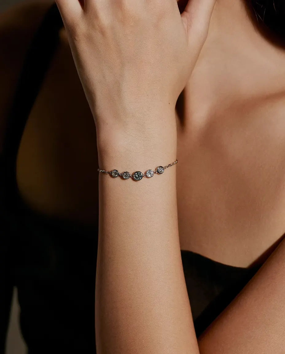 Pulsera de Moissanita en Bisel en Plata 925 - llevada en una muñeca levantada