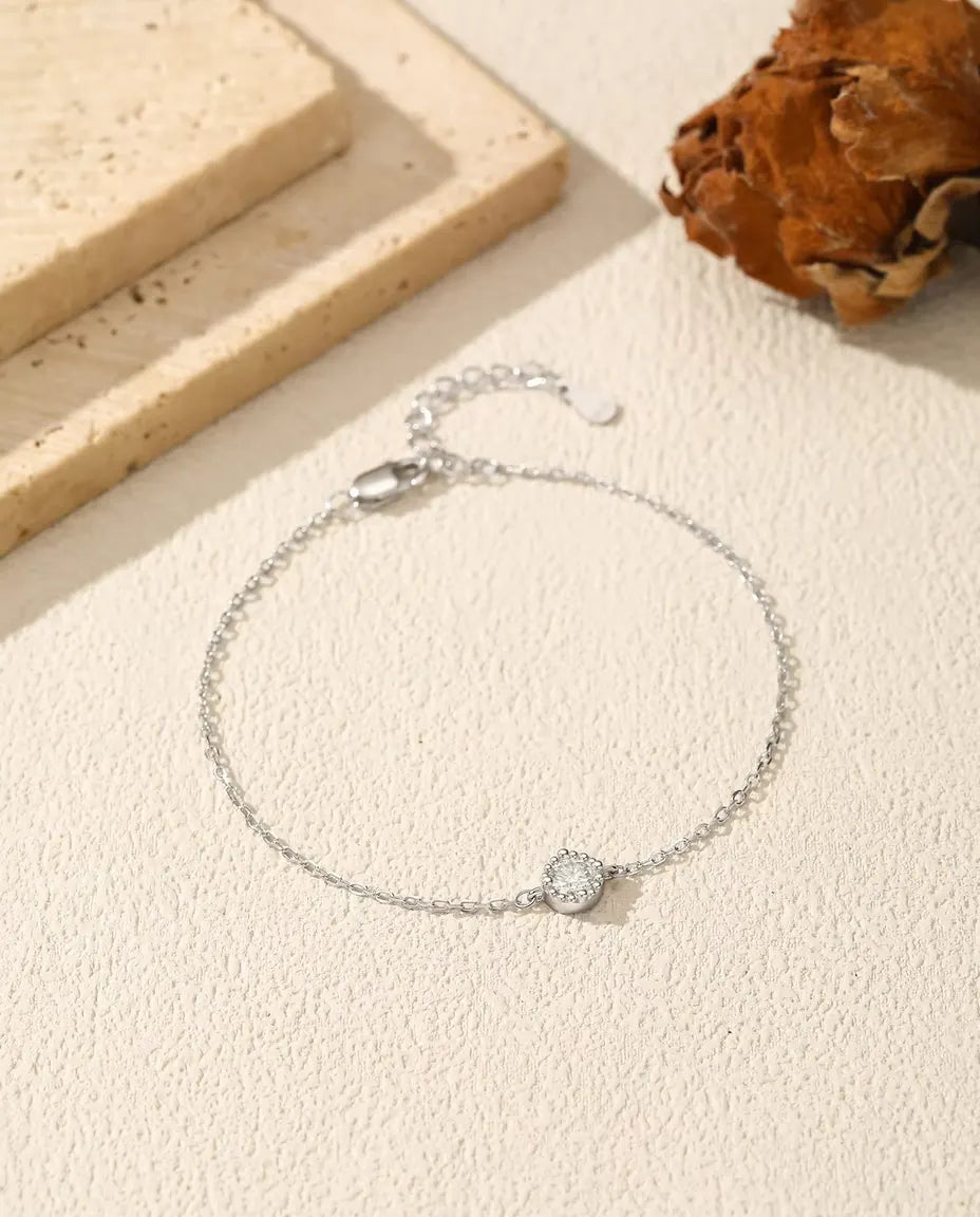 Pulsera Moissanita - piedra redonda de 0,30 ct en engaste perlado sobre cadena fina de plata de ley 925, 16 + 3 cm