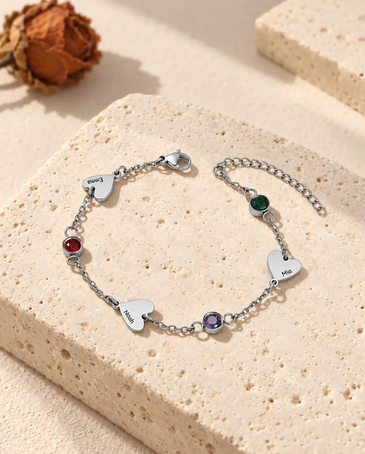 Pulsera de nombres de acero inoxidable con tres corazones grabados y tres piedras de nacimiento