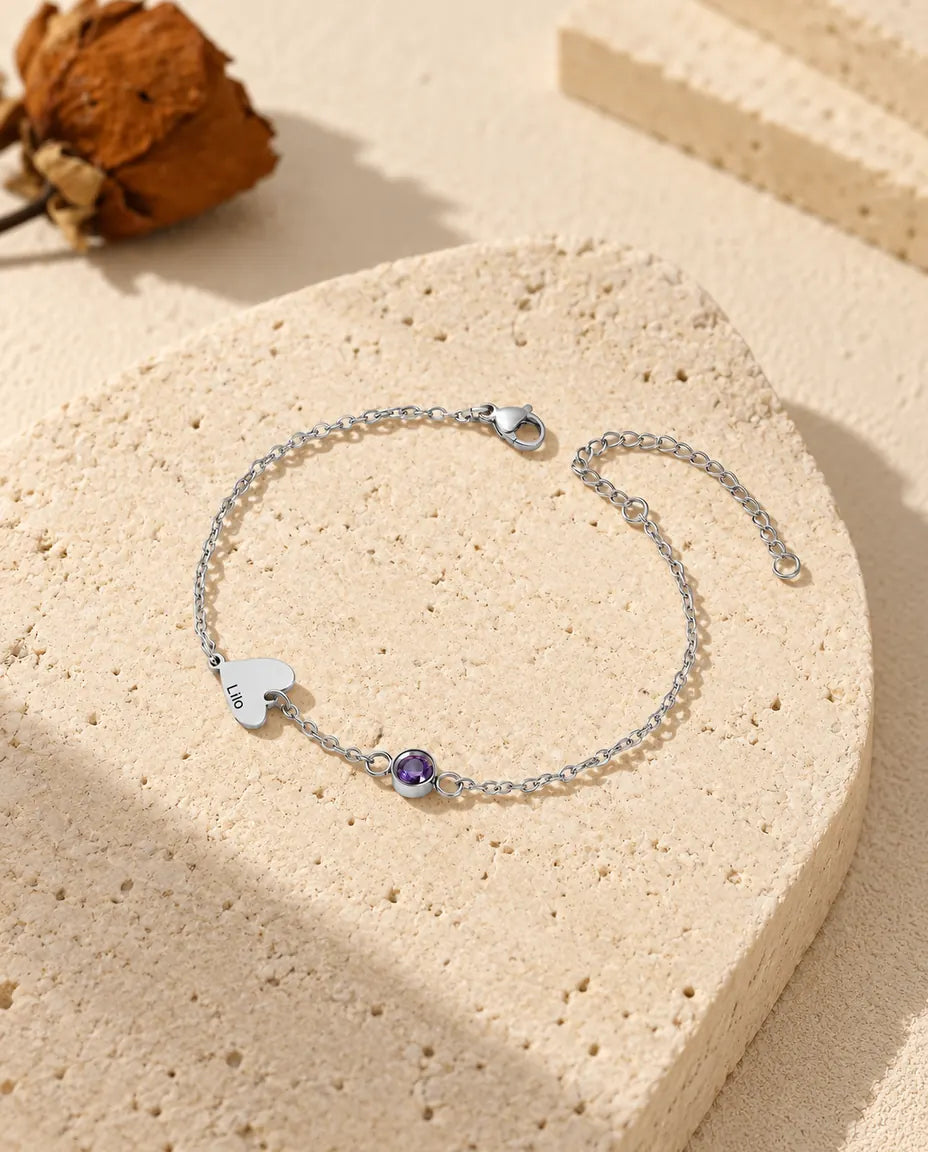 Pulsera de un nombre con un único corazón grabado y una piedra de nacimiento morada