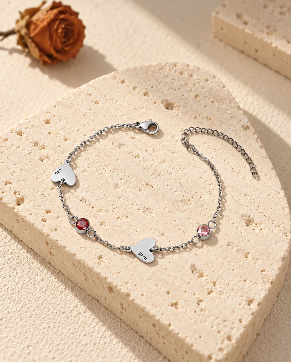 Pulsera de dos nombres con dos corazones grabados y dos piedras de nacimiento