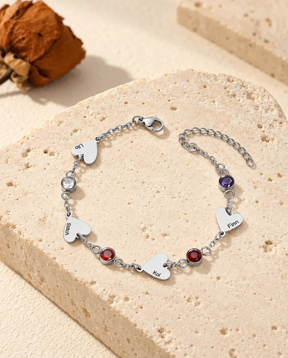 Pulsera familiar de cuatro nombres con cuatro corazones grabados y cuatro piedras de nacimiento
