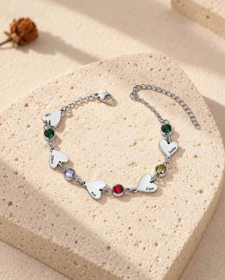 Pulsera de cinco nombres con cinco corazones grabados y cinco piedras de nacimiento