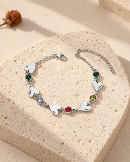 Pulsera de cinco nombres con cinco corazones grabados y cinco piedras de nacimiento