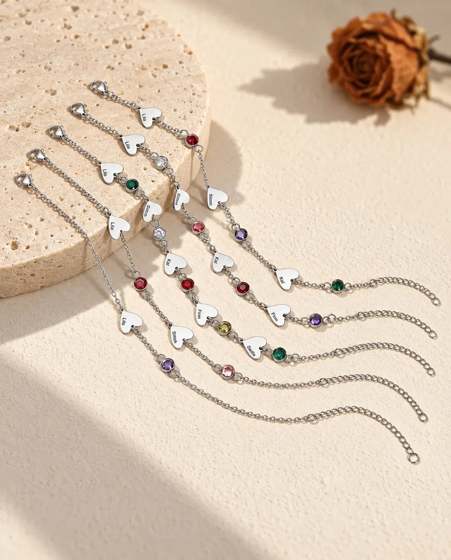 Seis pulseras de corazones con nombre una al lado de otra, con distinto número de corazones y piedras