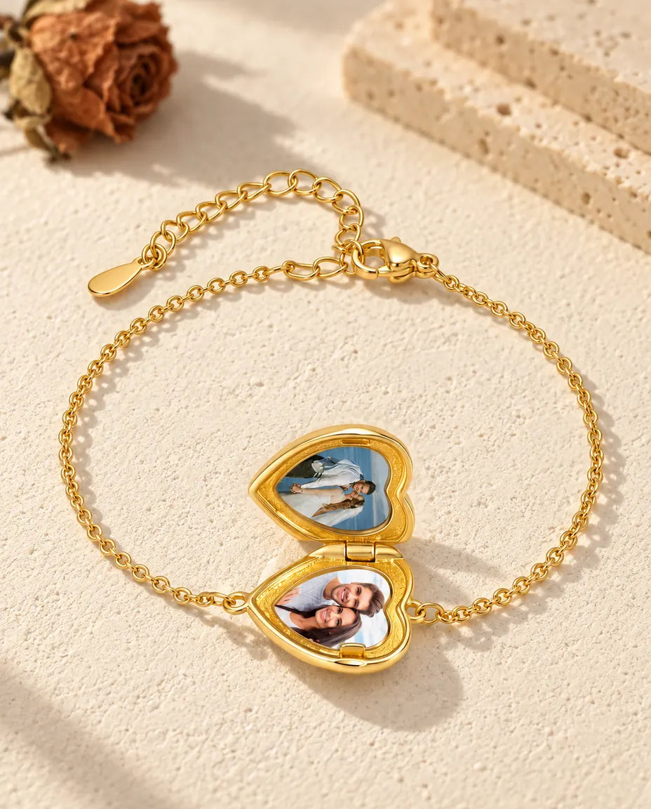 Pulsera relicario de corazón abierta, con dos fotos dentro