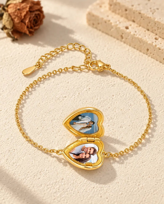 Pulsera relicario de corazón abierta, con dos fotos dentro