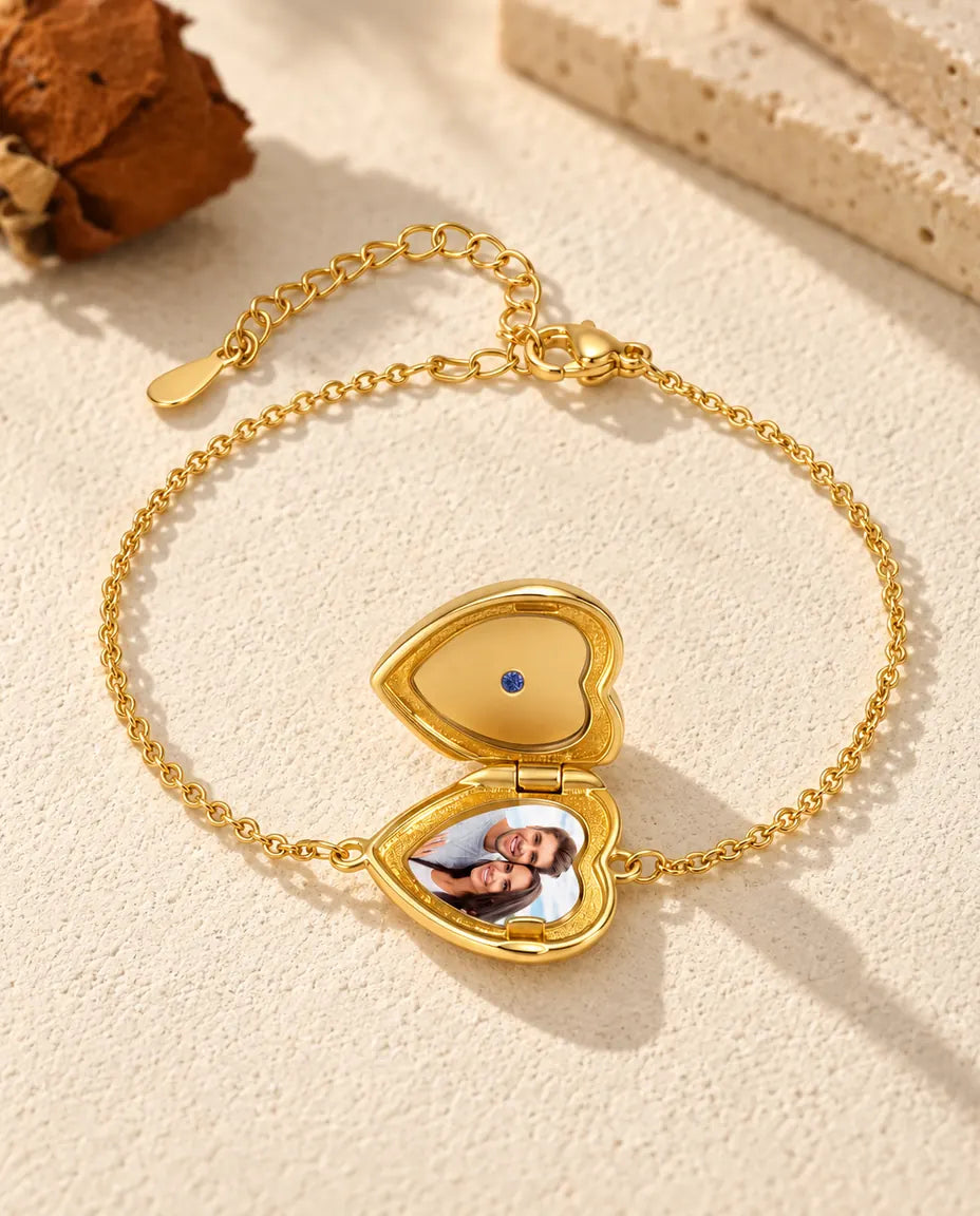 Pulsera relicario de corazón abierta, una foto en la base y tapa dorada lisa