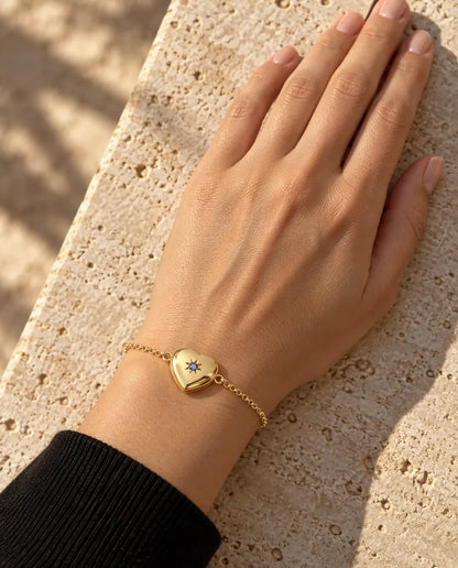 Mujer con la pulsera relicario de corazón cerrada
