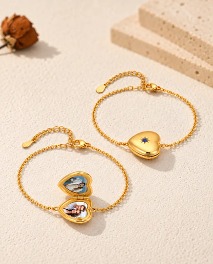Dos pulseras relicario de corazón, una cerrada y otra abierta con dos fotos
