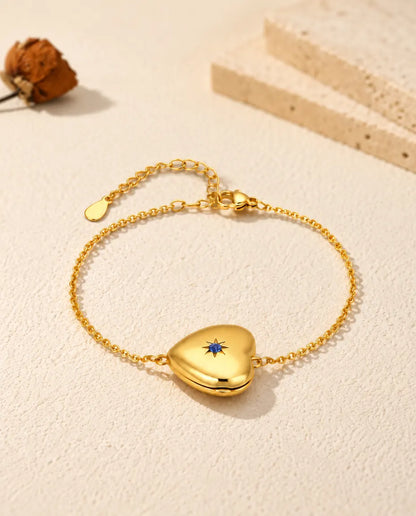 Pulsera relicario de corazón cerrada en ángulo bajo, piedra de nacimiento en la estrella