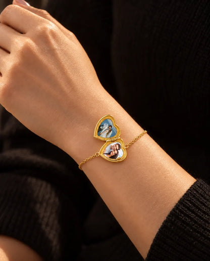 Mujer con la pulsera relicario de corazón abierta, con dos fotos