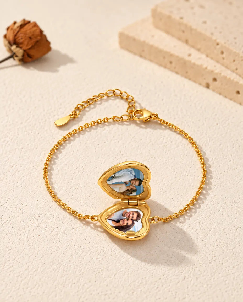 Pulsera relicario de corazón abierta con dos fotos, en ángulo bajo