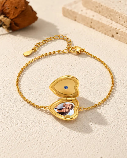 Pulsera relicario de corazón abierta con una foto, en ángulo bajo