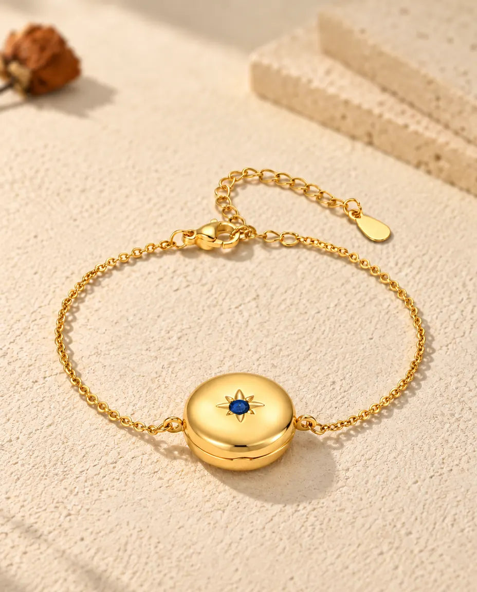 Pulsera relicario redondo color oro personalizada, piedra de nacimiento engastada en una estrella