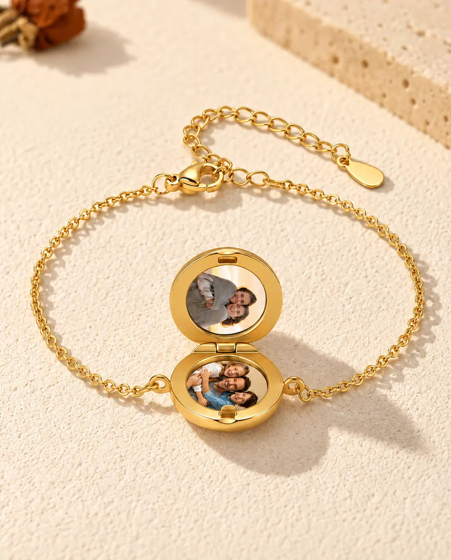 Pulsera relicario redondo abierta, con dos fotos dentro