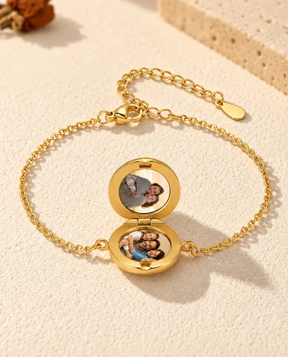 Pulsera relicario redondo abierta, con dos fotos dentro