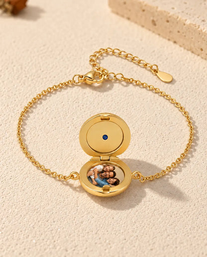 Pulsera relicario redondo abierta, una foto en la base y tapa dorada lisa