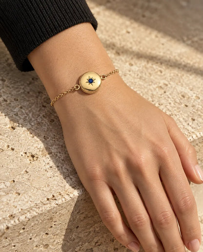 Mujer con la pulsera relicario redondo cerrada