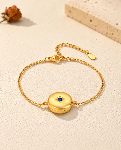 Pulsera relicario redondo cerrada en ángulo bajo, piedra de nacimiento en la estrella