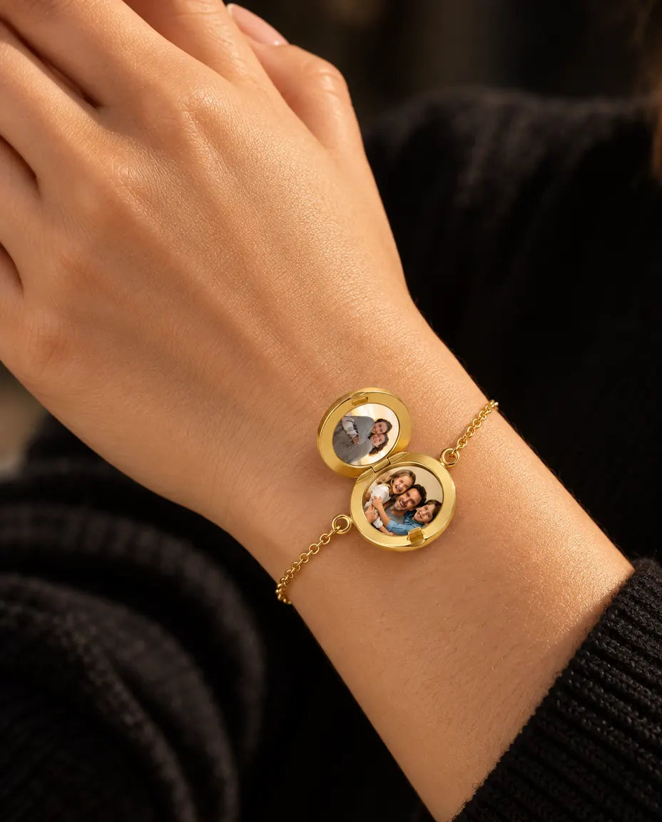 Mujer con la pulsera relicario redondo abierta, con dos fotos