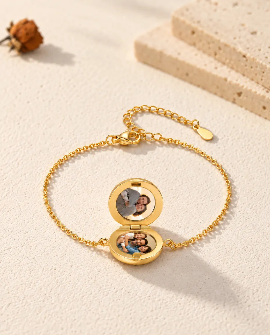 Pulsera relicario redondo abierta con dos fotos, en ángulo bajo