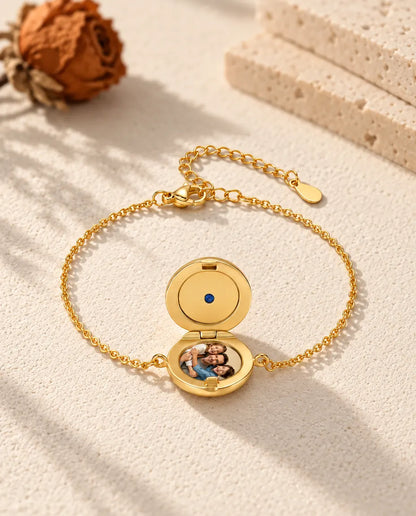 Pulsera relicario redondo abierta con una foto, en ángulo bajo