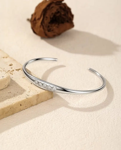 Pulsera Rígida de Moissanita en Plata 925 - sobre una losa de travertino