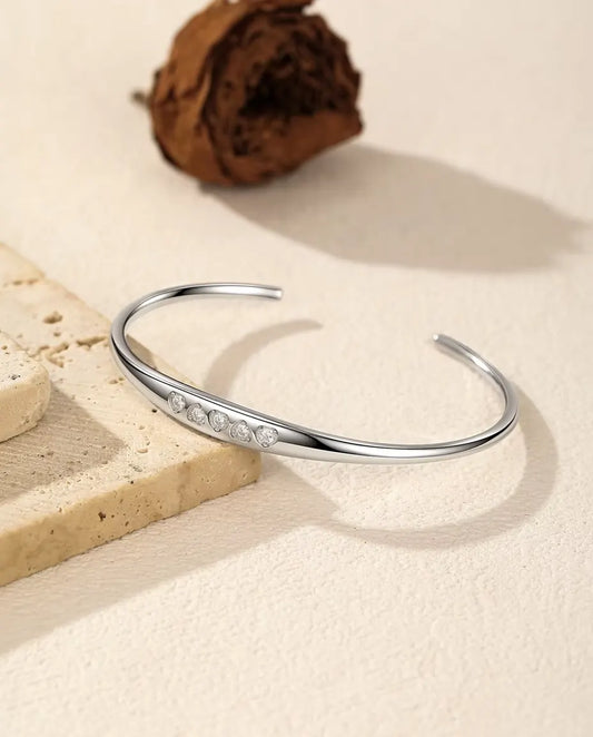 Pulsera Rígida de Moissanita en Plata 925 - sobre una losa de travertino