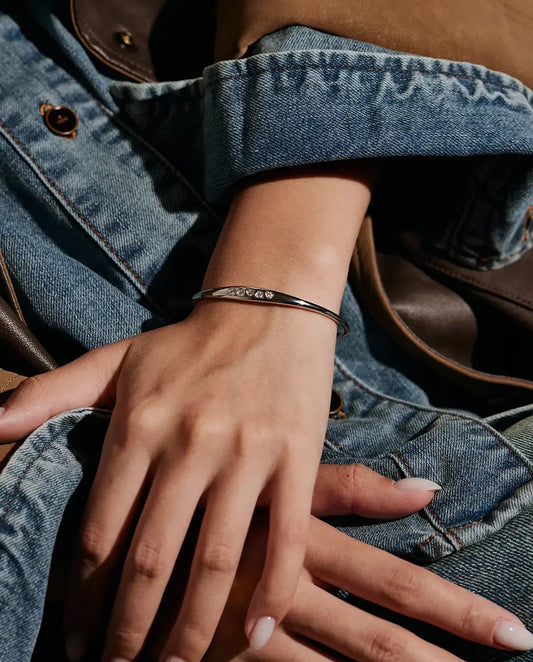 Pulsera Rígida de Moissanita en Plata 925 - llevada en la muñeca