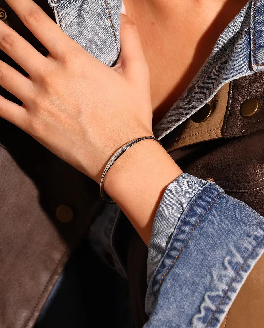 Pulsera Rígida de Moissanita en Plata 925 - llevada en la muñeca, primer plano