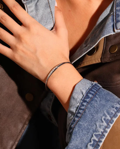 Pulsera Rígida de Moissanita en Plata 925 - llevada en la muñeca, primer plano