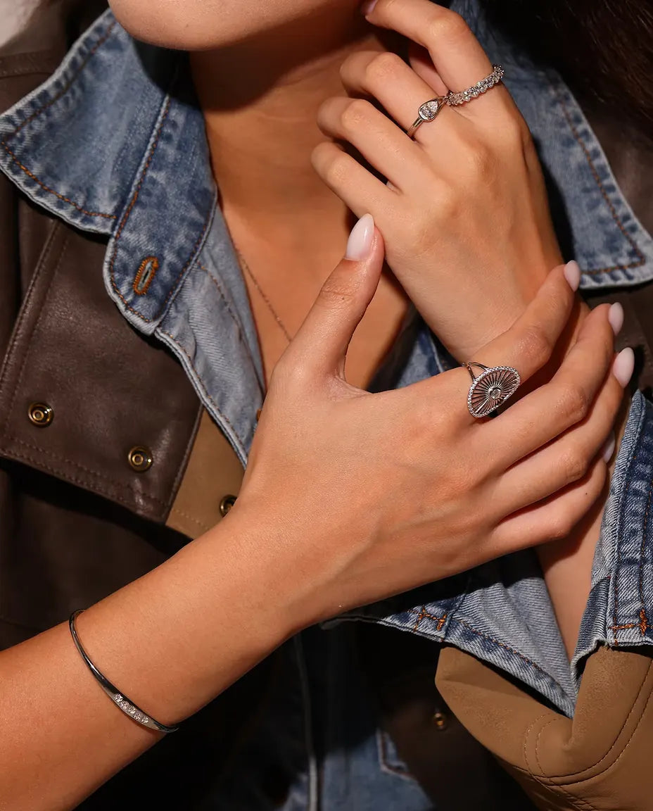 Pulsera Rígida de Moissanita en Plata 925 - llevada en la muñeca, con la mano en el cuello de la chaqueta