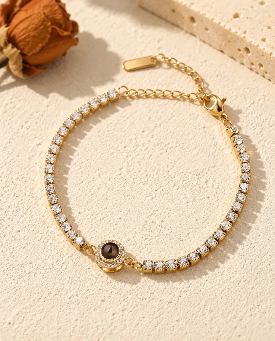 Vista cenital de la pulsera tenis dorada con halo y su cadena de extensión