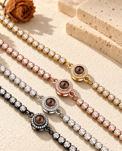 Cuatro pulseras tenis con halo en dorado, color oro rosa, plateado y negro, una al lado de la otra