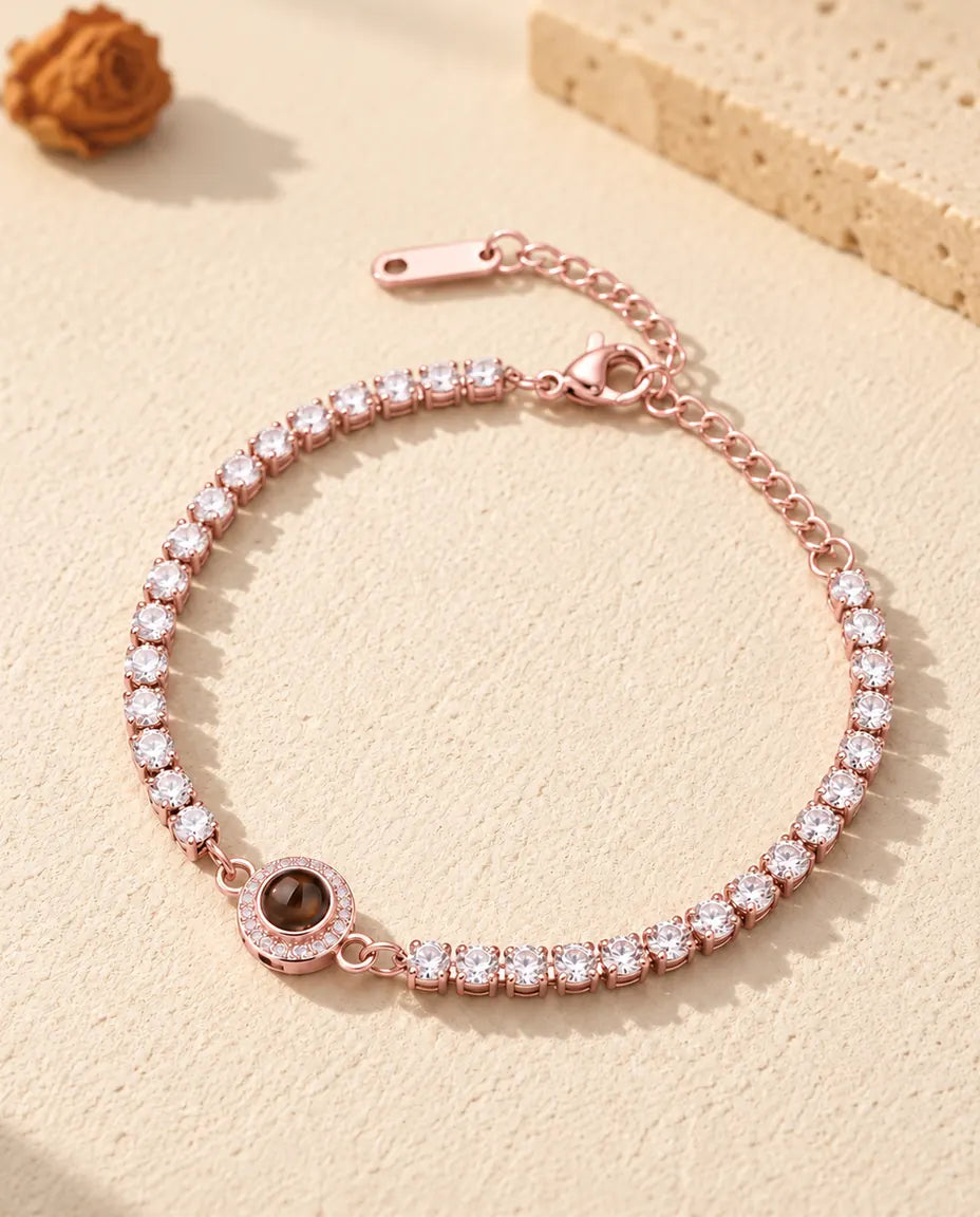 Pulsera tenis con foto dentro color oro rosa con halo, cierre de mosquetón y cadena de extensión