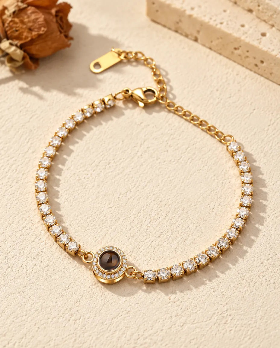 Pulsera tenis dorada con halo y foto dentro, con una hilera completa de circonitas